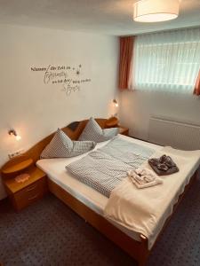 1 dormitorio con 1 cama con toallas en Ferienwohnung Rimml en Neurur