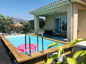 Bazén v ubytovaní maison cosy climatisée avec piscine et jardin alebo v jeho blízkosti