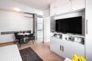 Televízia a/alebo spoločenská miestnosť v ubytovaní Apartment Zagreb, 0-24, self service check-in, free parking