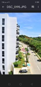 Blick auf ein hohes weißes Gebäude und eine Straße in der Unterkunft Consuelo Condominium Unit Rentals in Boracay