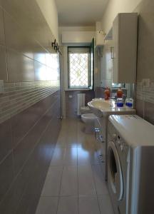 een badkamer met een wastafel en een wasmachine bij Residence Leonardo in Silvi Marina