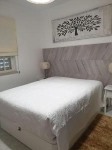 una camera con un letto bianco e un quadro a parete di Superior Apartment Casa Vela Albufeira S Rafael beach ad Albufeira