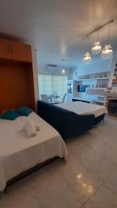 een slaapkamer met 2 bedden en een woonkamer bij Superior Apartment Casa Vela Albufeira S Rafael beach in Albufeira