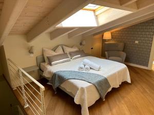 a bedroom with a large bed in a attic at Green Living Apartment in Pozzolengo