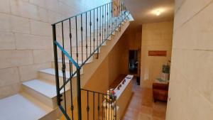 eine Treppe in einem Gebäude mit Treppenaufgang in der Unterkunft Happy and Healthy Gozo B&B HOUSE in Victoria