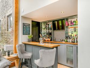 Area lounge atau bar di Weavers Cottage