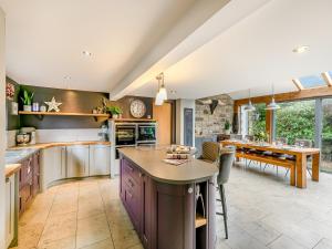 een open keuken met een tafel en een eetkamer bij Weavers Cottage in Marsden