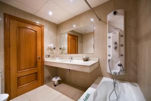 A bathroom at Hotel Jardí Apartaments