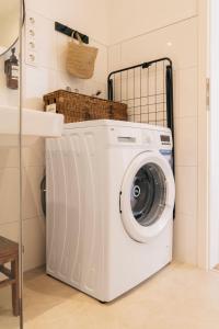 a washing machine in a laundry room with a sink at FeelsLikeHome - Traumhafte zentrumsnahe Wohnung mit Balkon&Parkplatz in Bochum