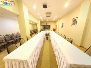 een lange tafel in een kamer met stoelen bij Diapolis Hotel in Akcakoca