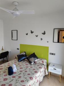 sypialnia z łóżkiem z zielonym zagłówkiem w obiekcie Exclusivo Atico con vistas en el centro de Lorca w mieście Lorca