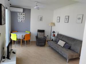 - un salon avec un canapé et une table dans l'établissement Exclusivo Atico con vistas en el centro de Lorca, à Lorca