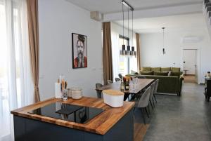 Il comprend une cuisine et un salon avec une table et des chaises. dans l'établissement Villa Seabatical, à Ražanac