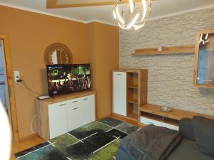 salon z telewizorem i kanapą w obiekcie MariazellKernboden w mieście Gusswerk