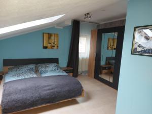 ein Schlafzimmer mit einem Bett und einer blauen Wand in der Unterkunft MariazellKernboden in Gusswerk