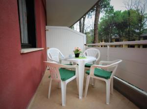 リニャーノ・サッビアドーロにあるResidenza La Meridianaの白いテーブルと椅子付きのバルコニー