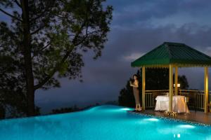 Cassia Resort, Kasauli内部或周边的泳池
