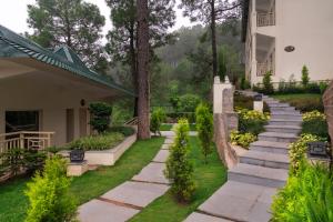 Cassia Resort, Kasauli外面的花园