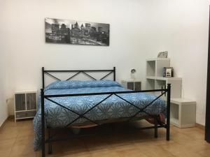 ein Schlafzimmer mit einem Bett mit einem Bild an der Wand in der Unterkunft Il mare a 100 M da casa con ampio giardino in Torregrotta