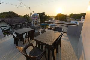 eine Terrasse mit Tischen und Stühlen auf dem Balkon in der Unterkunft Life In Sta. Maria in Santa Maria