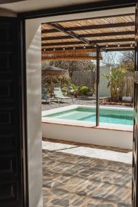 Blick auf den Pool von der Tür eines Hauses in der Unterkunft Finca Viva la Vida in Alora