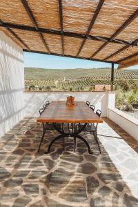 einen Tisch auf einer Terrasse mit Blick auf die Wüste in der Unterkunft Finca Viva la Vida in Alora