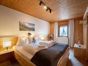 a bedroom with a large bed in a room at Alpengasthof Veitenhof in Ebbs