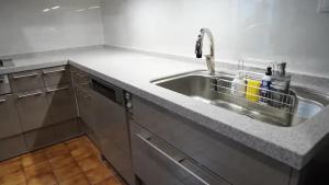 Η κουζίνα ή μικρή κουζίνα στο 24時間源泉掛け流しGuest House Belle Hakone