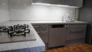 Η κουζίνα ή μικρή κουζίνα στο 24時間源泉掛け流しGuest House Belle Hakone