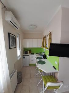 Kuchyňa alebo kuchynka v ubytovaní Wellness Apartman