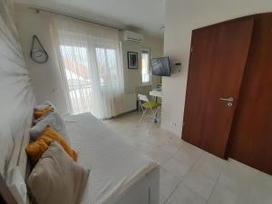 1 dormitorio con cama, puerta y mesa en Wellness Apartman, en Siófok