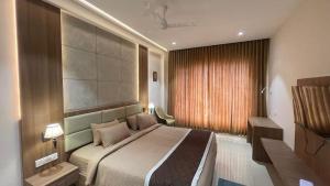 BhavāniにあるHOTEL VAHINI GRANDのベッドと窓のあるホテルの部屋