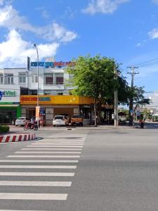 una calle de la ciudad con un paso de peatones frente a un edificio en Quoc Dung Hotel, en Rạch Giá