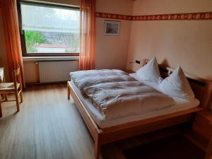 Postel nebo postele na pokoji v ubytování Gästehaus Sproß