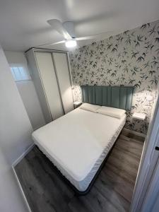 een kleine slaapkamer met een bed in een kamer bij Beach front Esther 5 Villajoyosa VACATION RENTALS FROM 11 NIGHTS in Villajoyosa