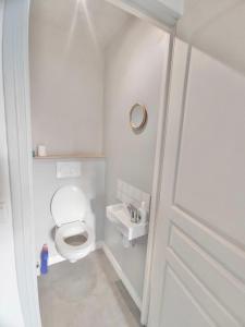 La petite salle de bains est pourvue de toilettes et d'un lavabo. dans l'établissement L'ARISTIDE - Entre Gare et Centre ville - Vue sur les Quais, à Quimper