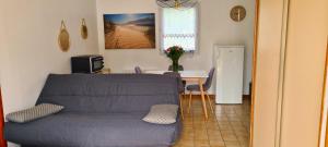 - un salon avec un canapé bleu et une table dans l'établissement Résidence le safran, à Erdeven