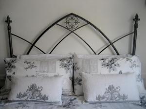 Una cama blanca y negra con almohadas. en Apartment The Address, en Carcassonne