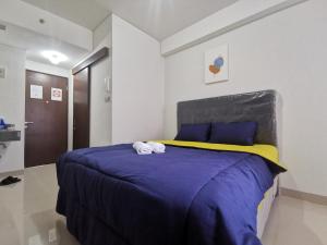 Postel nebo postele na pokoji v ubytování Transpark Cibubur By Arsakha Property Management