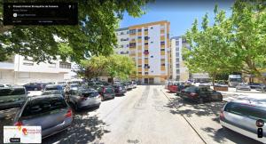 una rappresentazione di un parcheggio con auto parcheggiate di Apartamento Barão a Amora