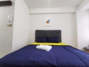 Postel nebo postele na pokoji v ubytování Transpark Cibubur By Arsakha Property Management