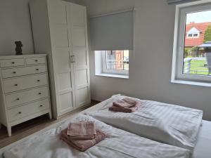 1 Schlafzimmer mit 2 Handtüchern auf einem Bett mit Fenster in der Unterkunft Constanza in Plau am See
