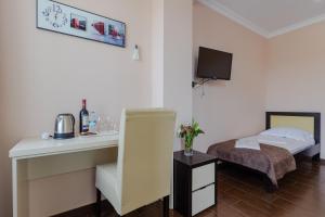 een hotelkamer met een bed en een televisie bij GNS Hotel in Ureki