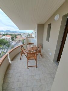 un balcón con mesa y sillas. en La casa del mare en Alba Adriatica