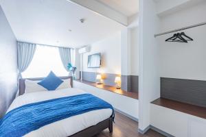 大阪市にあるART NAMBA HIGASHI 2Fのベッドルーム1室(青い毛布付きのベッド1台付)