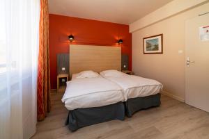 Postel nebo postele na pokoji v ubytování Hotel Majestic Alsace - Strasbourg Nord