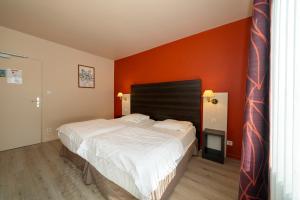 Postel nebo postele na pokoji v ubytování Hotel Majestic Alsace - Strasbourg Nord