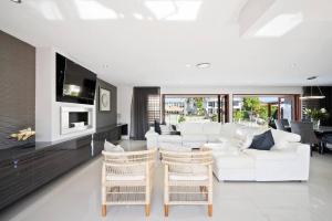 Posezení v ubytování Relaxed Waterfront Luxury -Central Location