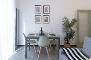 uma mesa de jantar e cadeiras num quarto em Aeroporto - Modern Apartment em Florença
