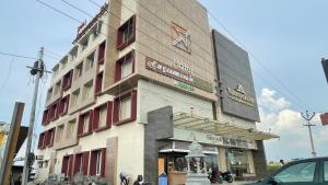 un gran edificio con un cartel en el costado en HOTEL VAHINI GRAND, en Bhavāni